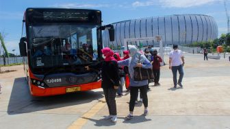 Bus Metrotrans melintas di kawasan Halte Jakartas International Stadium (JIS), Jakarta, Kamis (3/3/2022).[Suara.com/Septian]