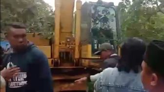 Aksi Ibu-ibu Lepas Baju di Depan Polisi dan TNI saat Pertahankan Lahan dari Ekskavator Perusahaan Tambang