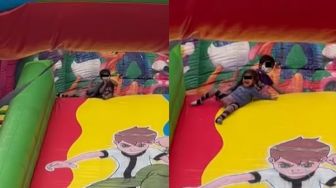 Ogah Rugi, Bocah Ini Seret dan Paksa Adiknya Main Perosotan di Istana Balon, Warganet: Definisi Dipaksa Bahagia