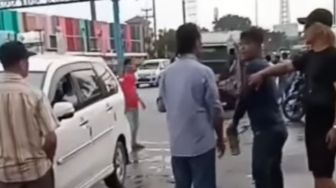 Viral! Aksi Premanisme di Skybridge Bojonggede, Mobil Grab Jadi Korban