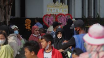 Sejumlah warga mengunjungi kawasan Wisata Kota Tua, Jakarta, Kamis (3/3/2022). [Suara.com/Angga Budhiyanto]