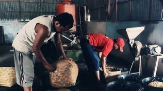 Harga Kedelai Masih Tinggi, Produsen Tahu Tempe Semanan Ungkit Janji Kosong Jokowi di Rumah Luhut