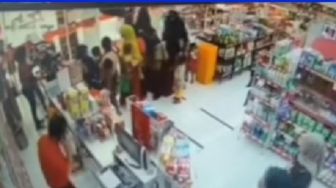 Prank Terheboh! Ibu-ibu Lari ke Kasir Minimarket Setelah Truk Box Minyak Goreng Datang, Endingnya Bikin Ngakak