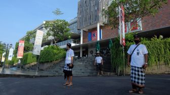 Pecalang atau petugas pengamanan desa adat di Bali memantau situasi di area Monumen Kapten Anumerta Ida Bagus Putu Japa saat Hari Raya Nyepi Tahun Baru Saka 1944 di wilayah Desa Sumerta Kelod, Denpasar, Bali, Kamis (3/3/2022). ANTARA FOTO/Nyoman Hendra Wibowo