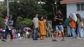Sejumlah warga mengunjungi kawasan Wisata Kota Tua, Jakarta, Kamis (3/3/2022). [Suara.com/Angga Budhiyanto]