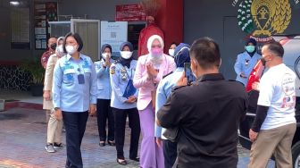 Hirup Udara Bebas, Angelina Sondakh Berlinang Air Mata Minta Maaf ke Rakyat Indonesia