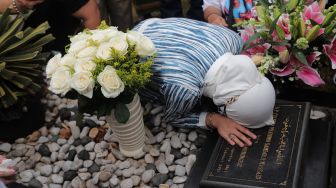 Bebas dari Penjara, Angelina Sondakh Sujud Minta Maaf ke Kakek Nenek