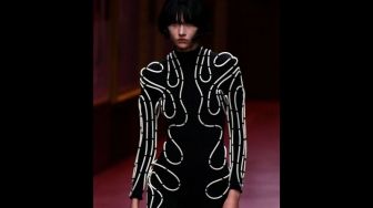 Tampil di Paris Fashion Week, Koleksi Terbaru Dior Dilengkapi Airbag hingga Rompi Antipeluru