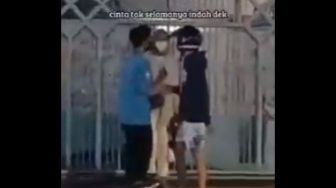 Bak FTV, Dua Pria Saling Tarik Menarik Satu Perempuan di Pinggir Jalan, Warganet: Memang Cinta Tak Selamanya Indah