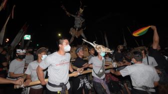 Umat Hindu mengarak ogoh-ogoh saat pawai menyambut Hari Raya Nyepi Tahun Baru Saka 1944 di Denpasar, Bali, Rabu (2/3/2022).  ANTARA FOTO/Nyoman Hendra Wibowo
