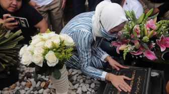 Tangis Angelina Sondakh Pecah saat Ziarah ke Makam Adjie Massaid
