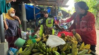 Kunjungi Sumenep, Ketua DPR Puan Maharani Dibonceng Gubernur Khofifah Naik Motor Listrik Borong Pisang di Pulau Giliyang