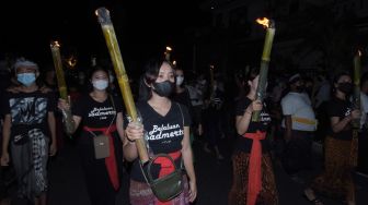 Umat Hindu membawa obor saat pawai ogoh-ogoh menyambut Hari Raya Nyepi Tahun Baru Saka 1944 di Denpasar, Bali, Rabu (2/3/2022). ANTARA FOTO/Nyoman Hendra Wibowo