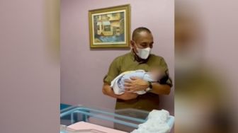 Resmi Jadi Kakek, Begini Momen Gubernur Sumut Edy Rahmayadi Gendong Cucu