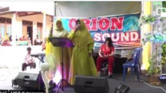 Viral Emak-emak Bawakan Lagu Rock She's Gone Nyaris Sempurna di Acara Kondangan, Biduannya Minder Pura-pura Main HP