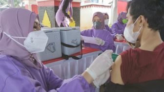 Memancing Minat Warga untuk Ikut Vaksinasi COVID-19, Pemkot Bandar Lampung Bagikan Minyak Goreng