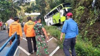 Bus Pariwisata Pembawa Santri Asal Kudus Tabrak Tebing di Purbalingga, 1 Orang Tewas