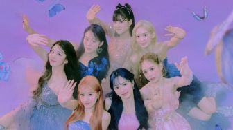 Lirik Lagu Love In Space - Cherry Bullet