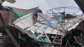 Hujan Deras Disertai Angin Kencang Terbangkan Kubah Masjid di Pekanbaru