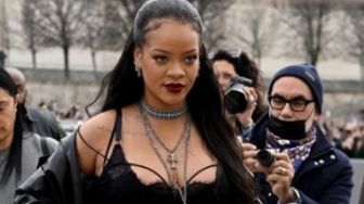 Rihanna Tampil Terbuka tapi Tutupi Dada saat Rayakan Ulang Tahun Kekasih, Ada Apa?