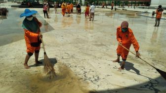 Banjir di Kawasan Banten Lama Mulai Surut, Puluhan Petugas Terjun Bersihkan Kawasan Masjid Agung Banten