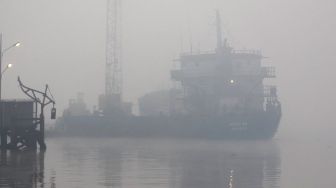 Kabut Asap Mulai Menyelimuti Perairan, Nelayan Memilih untuk Tidak Berlayar