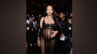 Pakai Lingerie Transparan dan Pamer Baby Bump, Rihanna Curi Perhatian di Paris Fashion Week