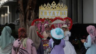 Sejumlah warga mengunjungi kawasan Wisata Kota Tua, Jakarta, Kamis (3/3/2022). [Suara.com/Angga Budhiyanto]