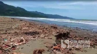 Pantai Palabuhanratu Sukabumi Dipenuhi Sampah, Ini Penyebabnya