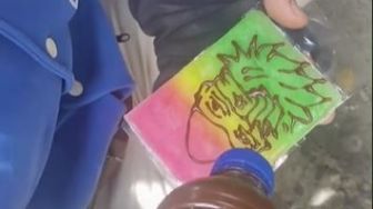 Viral Pedagang Jago Gambar Anime di Atas Es Gabus, Publik: Enggak Tega Makannya
