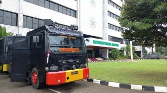 Mau Digeruduk Ormas PA 212 Cs, Kantor Menag Gus Yaqut Dijaga Mobil Water Canon hingga Barracuda