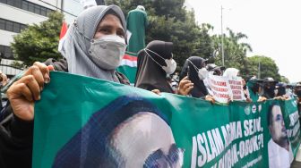 Massa berunjuk rasa di depan Gedung Kementerian Agama, Jakarta Pusat, Jumat (4/3/2022). [Suara.com/Alfian Winanto]