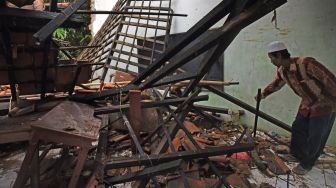 Warga membersihkan puing-puing bangunan sekolah Madrasah Aliyah Madarisul Ulum di Kampung Kenari, Kasemen, Serang, Banten, Jumat (4/3/2022). ANTARA FOTO/Asep Fathulrahman