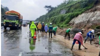 Akibat Hujan Deras, Jalan Tol Semarang-Solo KM 436 Tertimbun Longsor