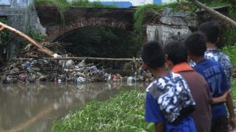 Warga melihat kondisi jembatan jalan yang ambrol di Kadirejo, Karanganom, Klaten, Jawa Tengah, Jumat (4/3/2022).  ANTARA FOTO/Aloysius Jarot Nugroho