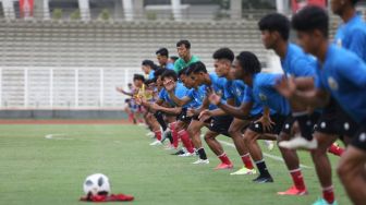 Pimpin Latihan Perdana Timnas Indonesia U-19, Dzenan Radoncic Ikuti Arahan Shin Tae-yong