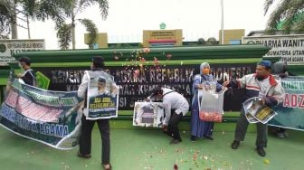 Ormas Islam Tabur Bunga di Depan Kantor Kemenag Sumut: Kita Tolak Kehadiran Menag Yaqut!