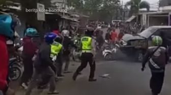 Viral Video Main Hakim Sendiri di Bandung, Mobil yang Diduga Tabrak Lari Dihancurkan Massa, Sopir Nyaris Tewas