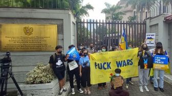 Demo Tolak Perang di Kedubes Rusia, Massa Bentangkan Bendera Kuning Bertuliskan Fuck Wars