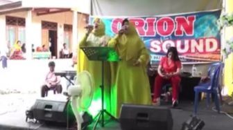 2 Emak-Emak Nyanyi She's Gone di Acara Kondangan, Biduannya Sampai Minder