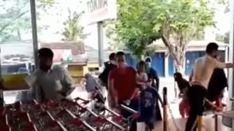 Pintu Baru Dibuka, Supermarket Langsung Diserbu Pemburu Minyak Goreng, Warganet: Miris!