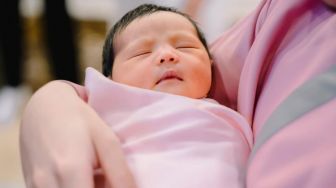 5 Outfit Baby Ameena Anak Aurel Hermansyah, Selalu Tertutup Sejak Lahir