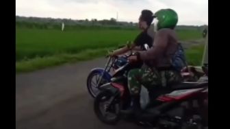 Viral Pemuda Ini Dijewer Pengendara Berseragam TNI Gegara Geber Motor, Netizen: Auto Keder Motornya Jadi Beat