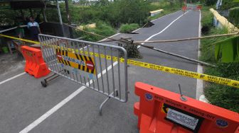 Warga melihat kondisi jembatan jalan yang ambrol di Kadirejo, Karanganom, Klaten, Jawa Tengah, Jumat (4/3/2022).  ANTARA FOTO/Aloysius Jarot Nugroho