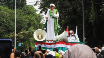 Massa berunjuk rasa di depan Gedung Kementerian Agama, Jakarta Pusat, Jumat (4/3/2022). [Suara.com/Alfian Winanto]