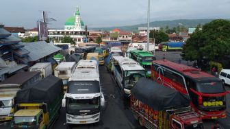 Kembali Buka Usai Hari Raya Nyepi, Kendaraan Besar Memadati Pelabuhan Ketapang Banyuwangi