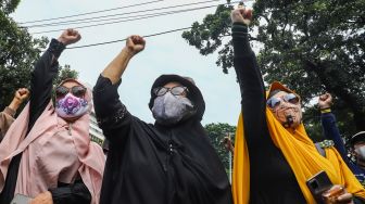 Massa berunjuk rasa di depan Gedung Kementerian Agama, Jakarta Pusat, Jumat (4/3/2022). [Suara.com/Alfian Winanto]