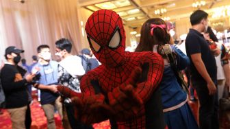 Pengunjung mengenakan kostum tokoh fiksi Spiderman saat berada pada gelaran "The Jakarta 17th Toys & Comics Fair 2022" di Balai Sudirman, Jakarta, Sabtu (5/3/2022). [Suara.com/Angga Budhiyanto]