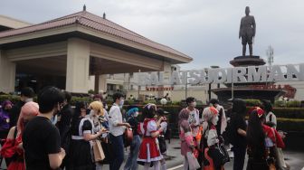 Sejumlah pengunjung mengenakan kostum tokoh fiksi anime Jepang saat berada pada gelaran "The Jakarta 17th Toys & Comics Fair 2022" di Balai Sudirman, Jakarta, Sabtu (5/3/2022). [Suara.com/Angga Budhiyanto]