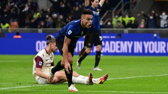 Penyerang Inter Milan Lautaro Martinez (kiri) menembak dan mencetak gol untuk timnya selama pertandingan sepak bola Serie A Italia antara Inter Milan melawan Salernitana di Stadion di Giuseppe Meazza, Sabtu (4/3/2022) dini hari WIB. MIGUEL MEDINA / AFP